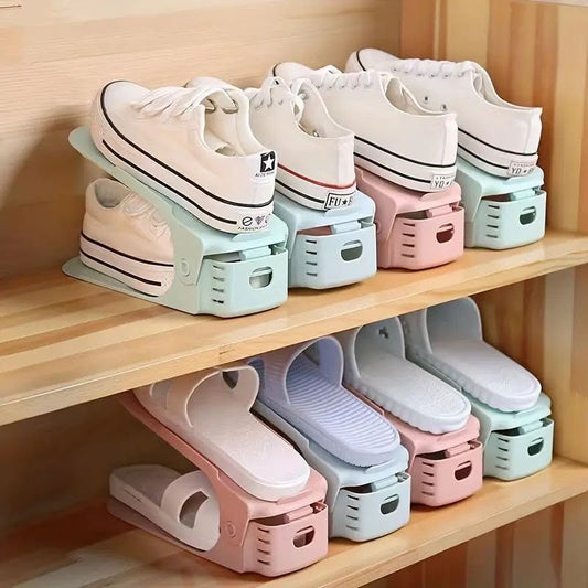 Mano colocando zapatilla en organizador regulable blanco