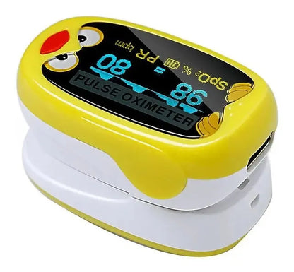 Oxímetro infantil pollito – vista lateral con pantalla OLED encendida mostrando SpO2 y frecuencia cardíaca