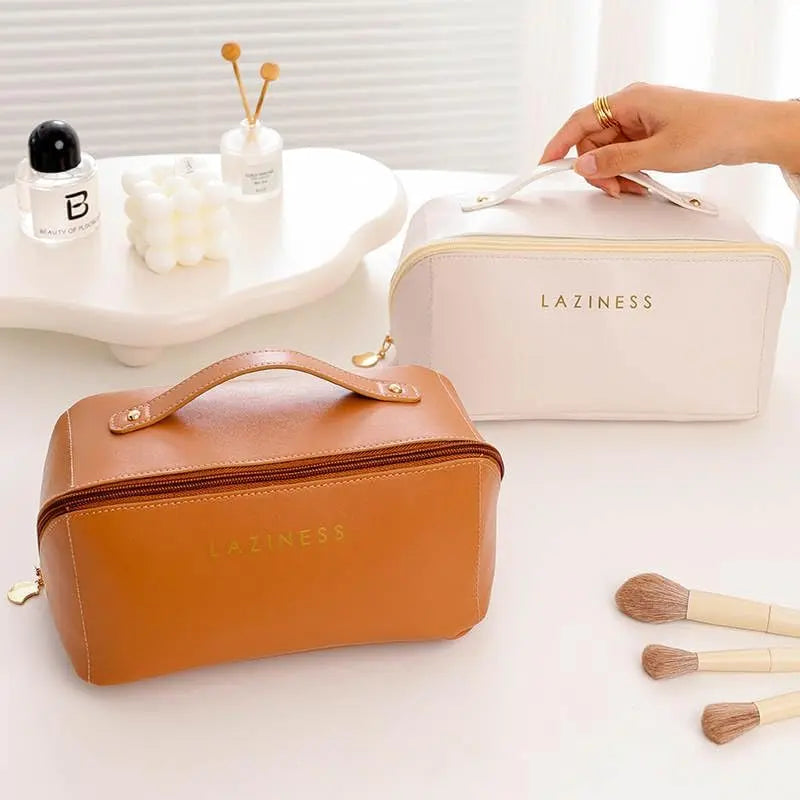 Mujer sosteniendo neceser Laziness crema por el asa – vista lateral con cierre dorado