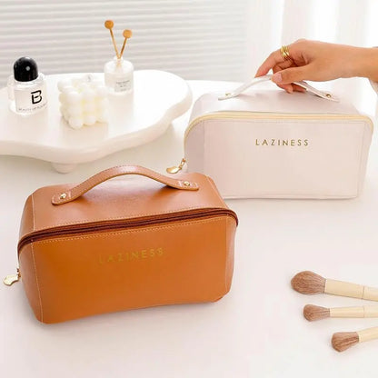 Mujer sosteniendo neceser Laziness crema por el asa – vista lateral con cierre dorado