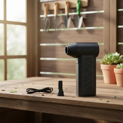 Soplador Mini Jet Fan Turbo en mesa de jardín con cable USB-C y boquilla