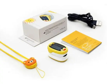 Contenido del paquete: oxímetro infantil pollito, cable USB, cordón con dije y manual de usuario