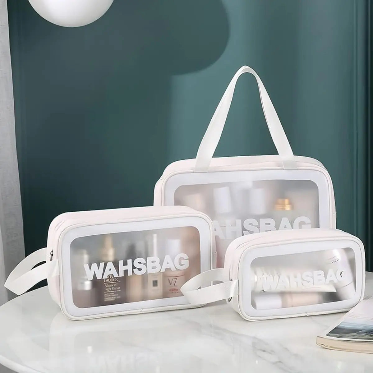 Set x3 Washbag blanco en tamaños grande, mediano y pequeño con accesorios de maquillaje adentro