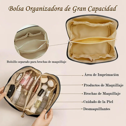 Neceser Laziness negro abierto lleno de maquillaje, fragancias y productos de skincare – vista superior