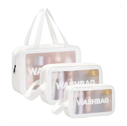 Washbag blanco tamaño grande – mujer sosteniendo neceser transparente PVC con asa