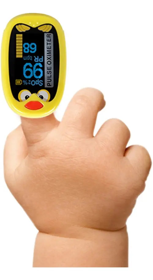 Oxímetro infantil pollito en dedo de bebé mostrando SpO2 99% y PR 66 bpm en pantalla OLED