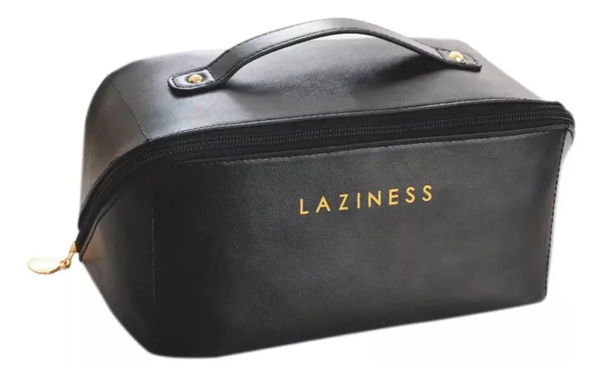 Neceser Laziness camel abierto – mujer guardando frasco Estée Lauder en interior beige con divisores para brochas