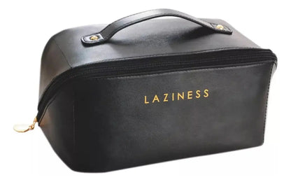 Neceser Laziness camel abierto – mujer guardando frasco Estée Lauder en interior beige con divisores para brochas