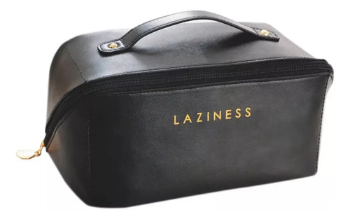 Neceser Laziness camel abierto – mujer guardando frasco Estée Lauder en interior beige con divisores para brochas