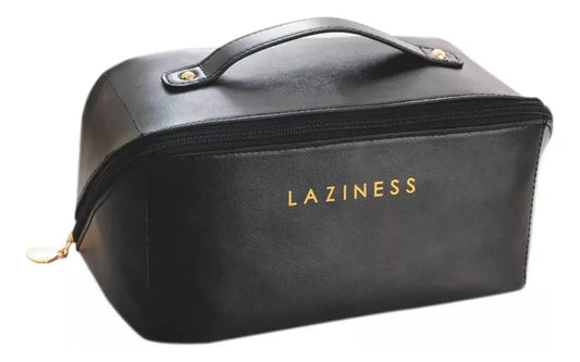 Neceser Laziness camel abierto – mujer guardando frasco Estée Lauder en interior beige con divisores para brochas