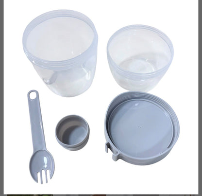 Uso del vaso: volcando el aderezo sobre la ensalada