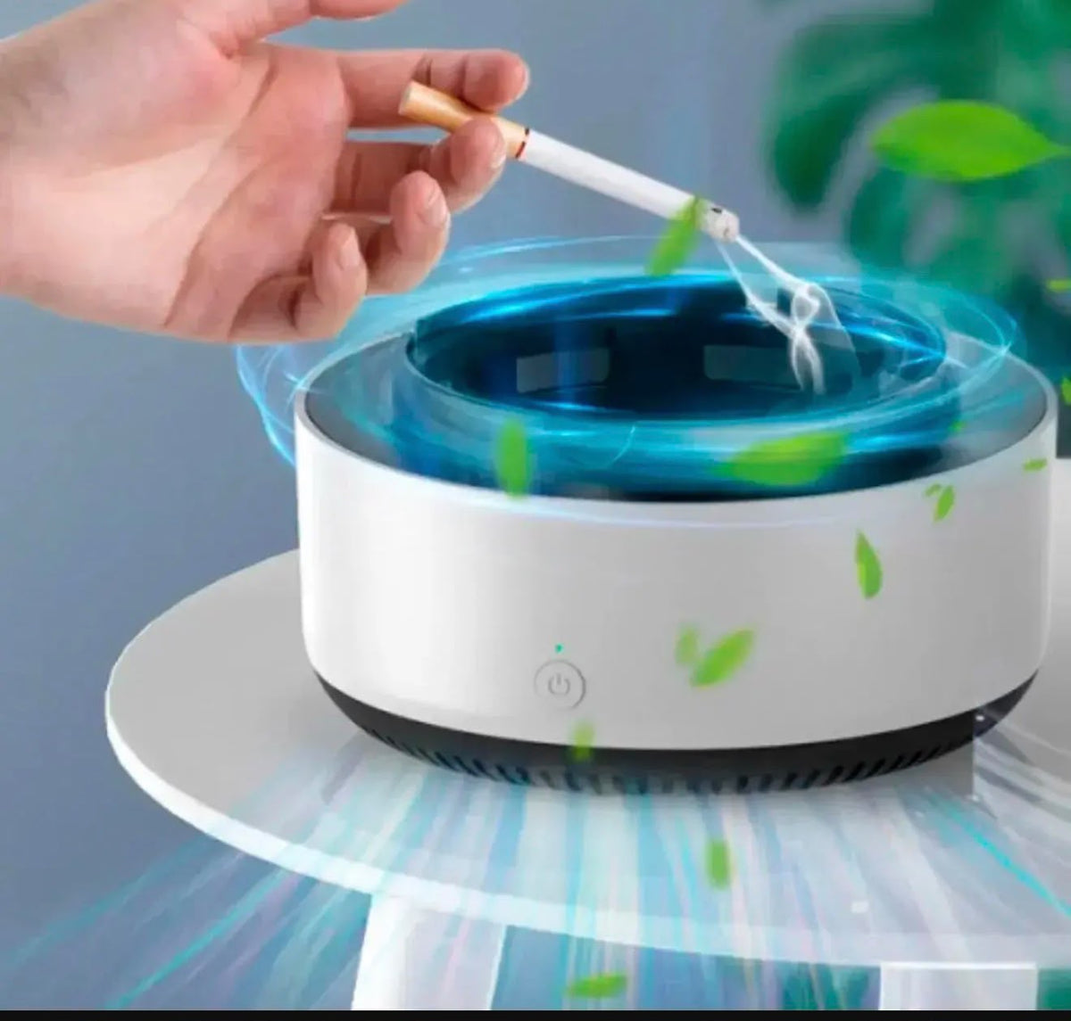 Cenicero electrónico blanco aspirando el humo de un cigarrillo sobre mesa