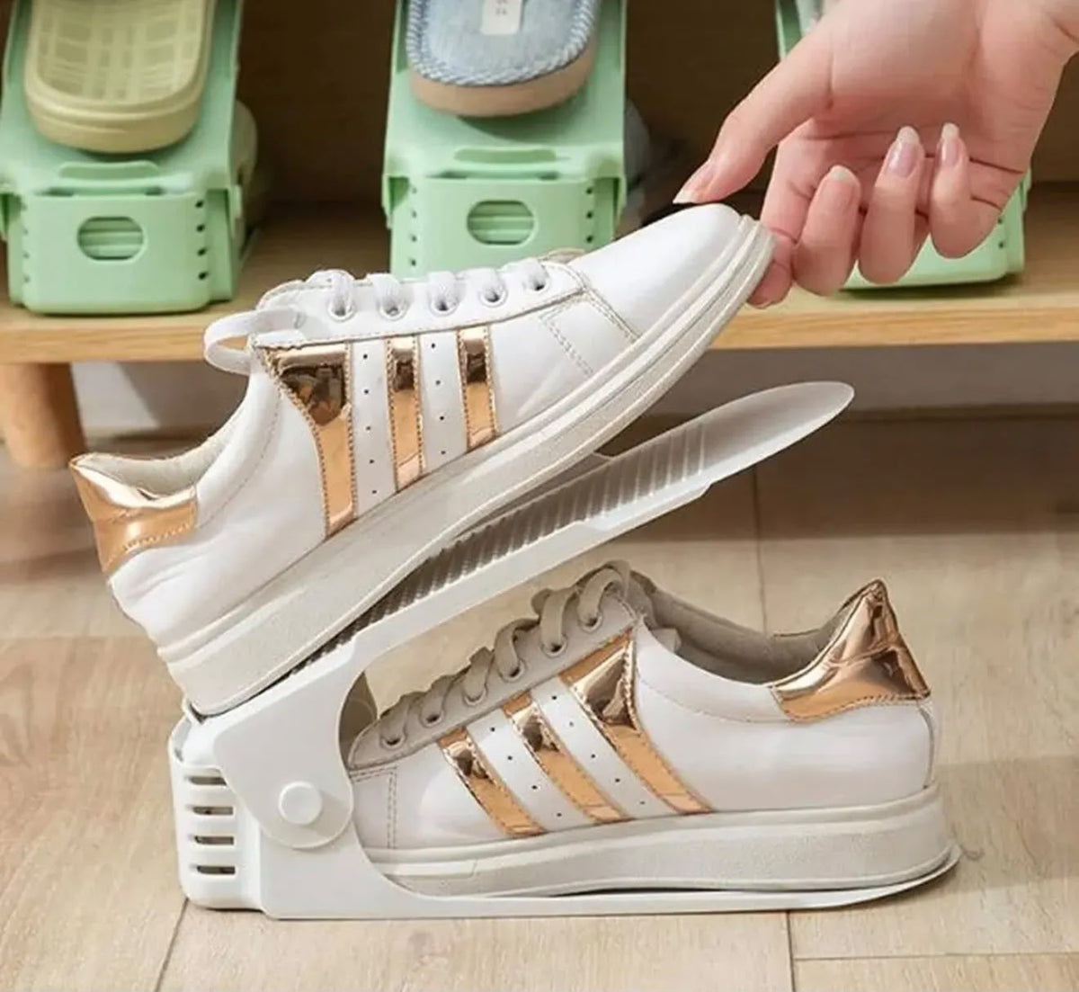 Organizadores de zapatos regulables en uso con zapatillas