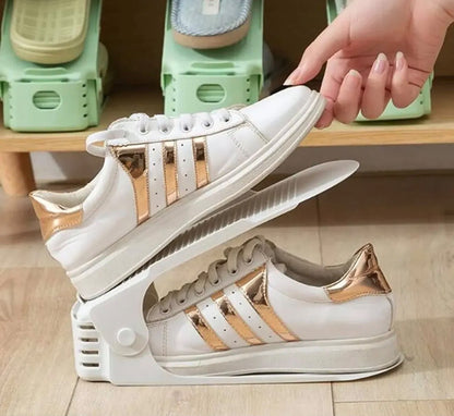 Organizadores de zapatos regulables en uso con zapatillas